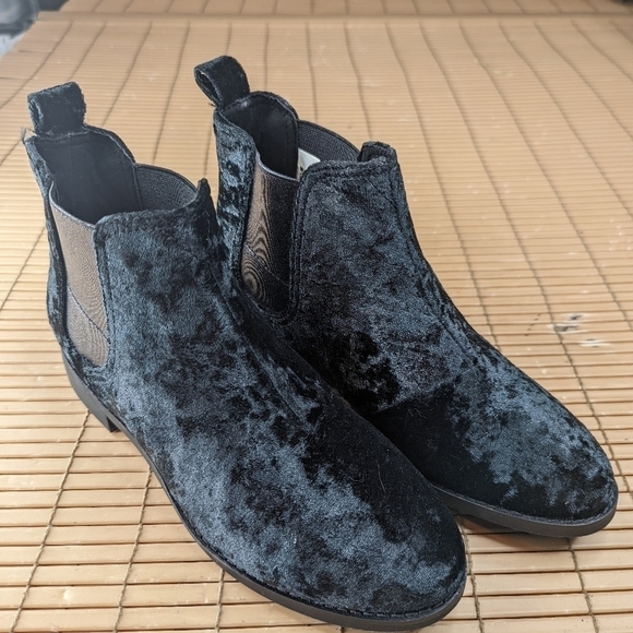 TOMS Black ELLA CHELSEA Crushed VELVET Slip-On ANKLE BOOTS Women sz 6.5M new wit - Picture 2 of 11